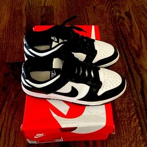 Like new gently worn Nike Dunks!